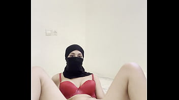 Gadis Muslimah Arab Berjilbab Menggoda Dirinya, Mainkan Memek Dan Klitoris, Fantasi Erotis Sendirian