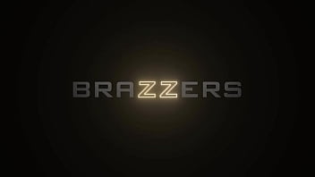 Rayakan Natal Panas Bersama Kira Noir Dan Holly Day Di Brazzers! Gunakan Kode Xvpromo Untuk Diskon Menggoda Di Situs Resmi.