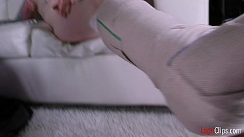 Gadis Manis Mengocok Kontol Kakak Tiri Demi Bisa Ngentot — Bahkan Sampai Masukin!
