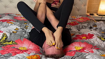 Gadis Asia Menginjak-injak Pria Dengan Kaki Telanjang Yang Menggoda