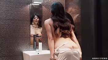 Saat Cewek-cewek Nongkrong Bareng, Yasmina Khan Dan Aaliyah Yasin Panaskan Ranjang Di Brazzers!