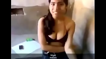 Gadis Desi Seksi Membuka Baju Dengan Gerakan Menggoda