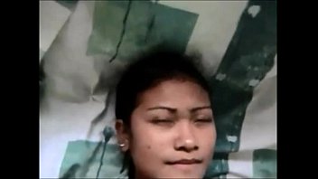 Tangan Asia Menggoda Batang Besar Hingga Memuntahkan Muncratan Panas Di Wajah
