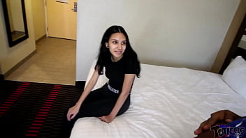 Pelayan Kamar Berhijab – Jasmine, Gadis Arab 18 Tahun Pemalu, Dihardcore Shimmy Cash Dengan Kontol Hitam Besar Hingga Memek Arab Mungilnya Melebar
