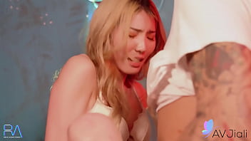 Cewek Tionghoa Berambut Pirang Ngentot Seru Bareng Mantan Pacarnya.