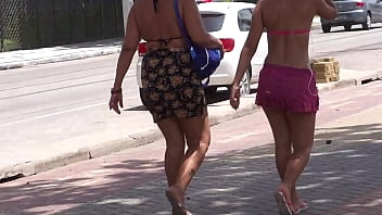 Gostosa De Biquíni Indo Molhar A Raba Na Praia, Que Delícia De Bunda!