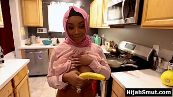 Gadis Muslimah Berkulit Gelap Belajar Teknik Mengulum Penis