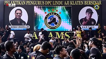 Tarian Erotis Dua Penyanyi Cantik Menggoda Di Atas Panggung Dikelilingi Banyak Lelaki