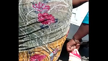 Paha Mulus Mengintip Dari Balik Saree Yang Membelit