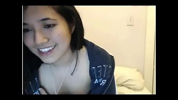 Gadis Asia Amatir Memamerkan Payudara Mungilnya Dalam Siaran Langsung Yang Menggoda