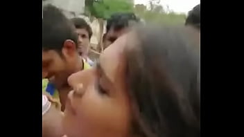 Tarian Jalanan India Yang Menggoda Dengan Payudara Terbuka