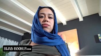 Gadis Arab Nakal Mengisap Kontol Kakak Tiri Demi Menjaga Rahasia Dari Orang Tua Tiri Yang Galak