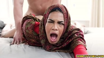 Kakak Tiriku Mengajari Maya Farrell Soal Bercinta, Lalu Mulai Menghisap Payudara Panasnya Dengan Penuh Gairah