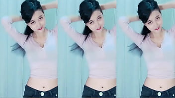 Cô Gái Trung Quốc Quyến Rũ Uốn éo Trên Mái Nhà Rực Lửa
