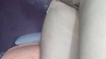 أمينة الممحونة تتعرض لنيك شرجي وقح في طيزها وفراخها المبلول