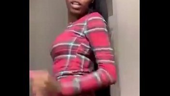 Asian Doll Menggoyangkan Pantat Montoknya Yang Seksi Di Instagram Live Sambil Menyanyikan Lagu Barunya, Gerakan Mulutnya Yang Menggoda Bikin Panas