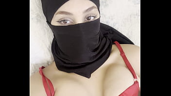 Gadis Berhijab Arab Dalam Niqab Perlahan Membuka Payudara Besar Dan Montoknya