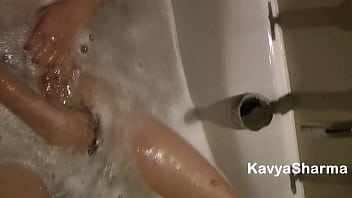 Gadis India Berkemban Alami, Kavya, Mengocok Memek Ketatnya Di Bak Mandi Dengan Audio Menggairahkan Bahasa Hindi