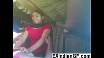 Nona India Menunggangi Batang Keras