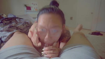Kamaranku Yang Seksi Dari Asia Menghisap Pagi-pagi Dengan Pandangan Mata Yang Menggoda