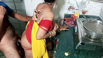मालिक ने 21 साल की नाजुक कामवाली लड़की को किचन में घुसाकर जमकर चोदा