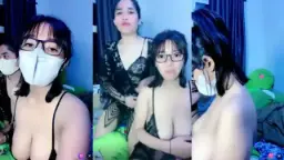 Gaun Dalam Icakane Yang Transparan Memamerkan Payudara Besar Yang Menggoda