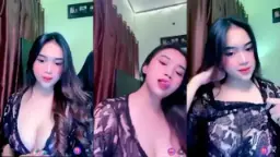 Naya Yang Seksi Dan Panas Menjulurkan Lidahnya Yang Menggoda