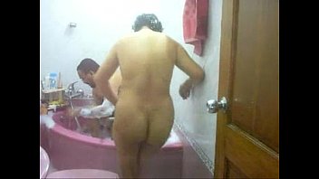Tante Desi Mandi Telanjang Di Bak Mandi