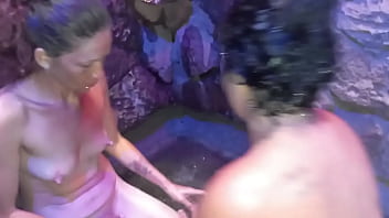 Menggoda Istri Kakak Tiriku Di Kamar Mandi Saat Liburan Di Skotlandia