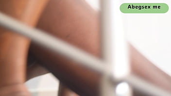 Menyetubuhi Saudara Tiriku Di Tangga Dan Memancur Di Kontol Hitam Besarnya