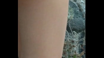 Gadis Asia Menunduk Memperlihatkan Tubuhnya Di Pantai