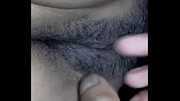 Gadis Jelaskan Seks Dengan Kata-kata Kasar Hindi, Tentang Kehilangan Keperawanan Dan Cinta Yang Longgar Tapi Manis.