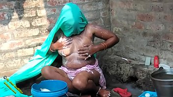 Video Mandi Seksi Radhika Di Desa India