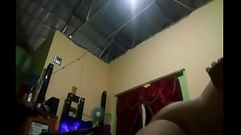Pasangan Suami Istri Tampil Langsung Di Ranjang