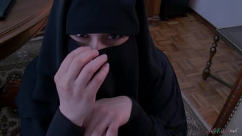 Kesepakatan Abad Ini Ditutup Dengan Arab Berjilbab Yang Siap Menghisap