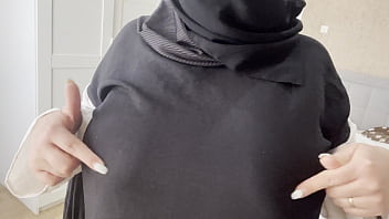Istri Arab Temanku Memamerkan Payudaranya