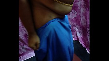 Gadis Seksi Desi Membuka Sari Dan Memamerkan Asetnya Yang Menggoda