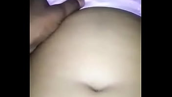 Gadis India Yang Menggoda Dengan Sari Transparan Dan Pinggul Bergoyang
