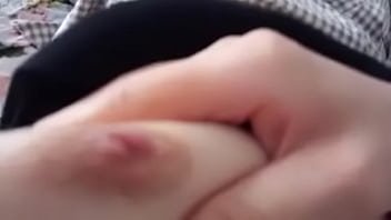 Gadis Tionghoa Menggoda Kamera Dengan Pose Seksi
