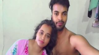 Mahasiswa Ngentot Memek Pacarnya Di Depan Webcam Dalam Adegan Panas Ala Desi