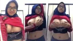 Video Cewek Berjilbab Telanjang Pakai Kacamata Meremas Payudara Besar