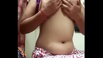Gadis Desi Yang Menggoda Dengan Lekuk Tubuhnya Yang Memikat