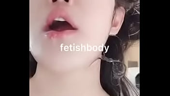 强制深喉到极致，口水拉丝混杂着呻吟与啜泣，涕泪横流中迎来颜射高潮，这无套内射般的极致快感，简直爽到无法言喻！