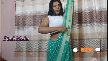 Gaun Tradisional Yang Menggoda: Sari Membelit Tubuh Dengan Sensualitas