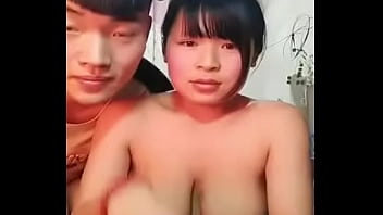 Payudara Montok Gadis Tionghoa Dengan Rok Mini Menggoda