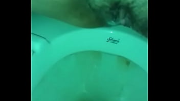 Istri India Desi Buang Air Kecil Dengan Nafsu