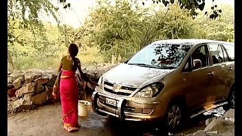 Bhabhi Desa India Mandi Mobil Dengan Gaya Yang Menggoda… Adegan Eksklusif Panas Yang Wajib Ditonton