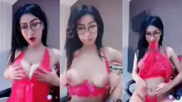 Awcece Menggoda Dengan Lingerie Merah Yang Membara