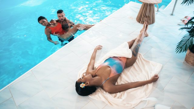 Bercinta Tiga Orang Dengan Remaja Italia Yang Basah Dan Menggoda