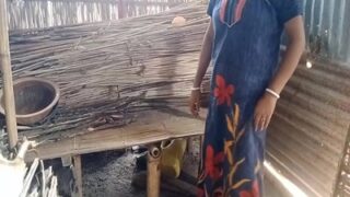 Bihari Babu Menggila-gilakan Malkinnya Di Gubuk Terbuka